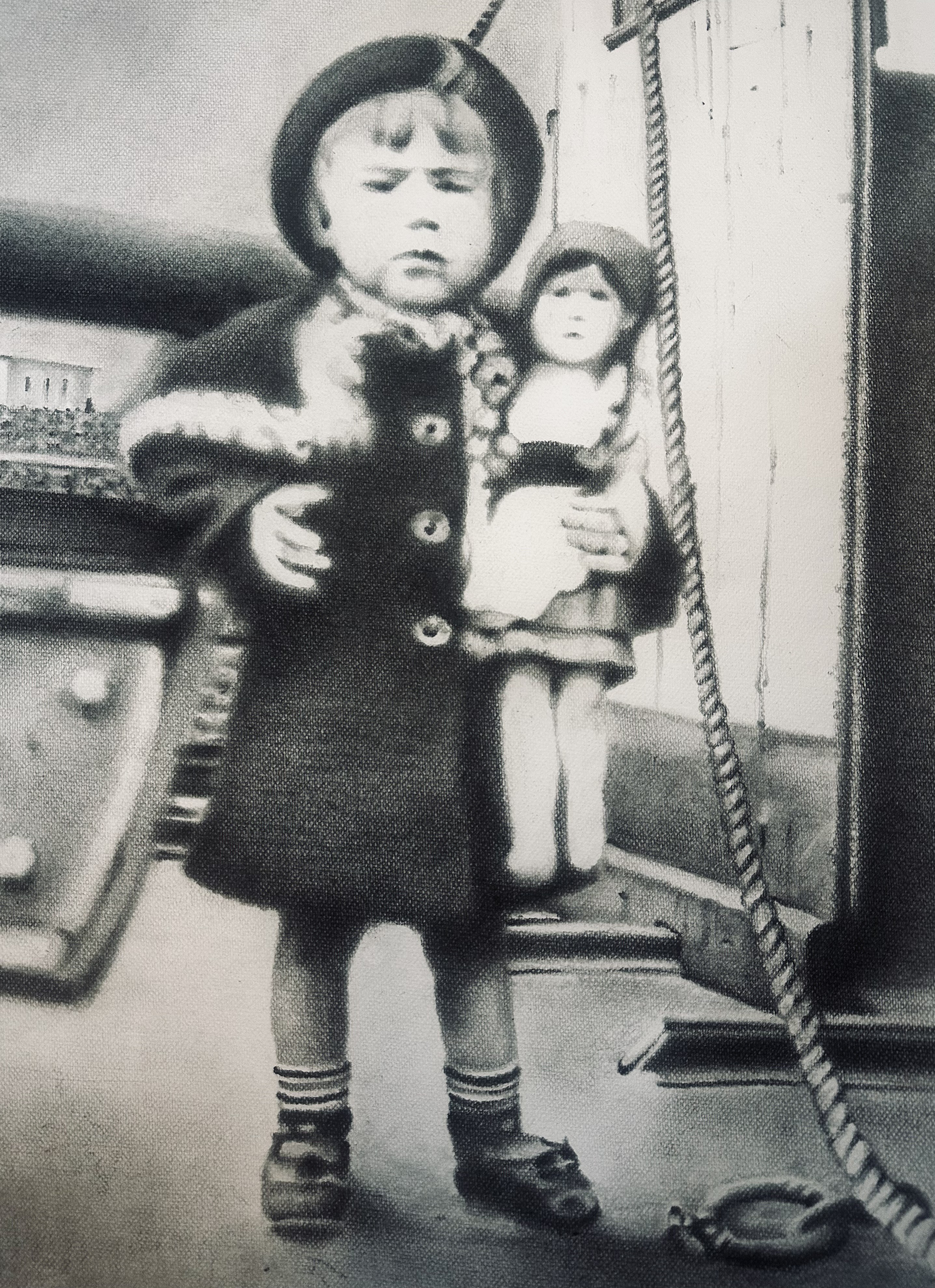 Ein Junge mit Puppe auf einem Schiff